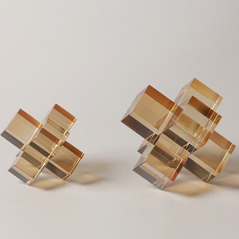 Geometrisk Krystalskulptur med Sammenflettet Kubedesign