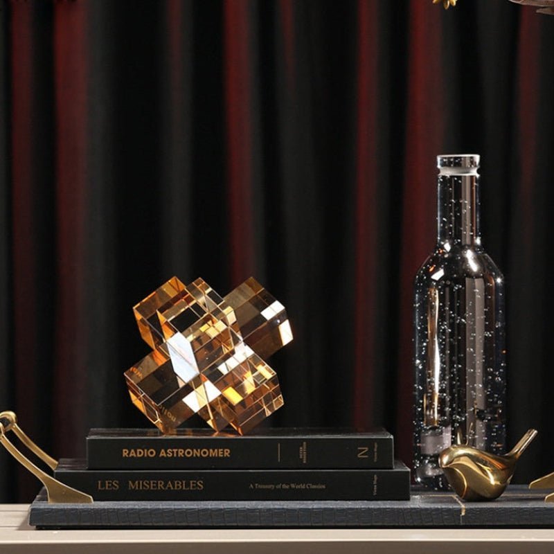 Geometrisk Krystalskulptur med Sammenflettet Kubedesign