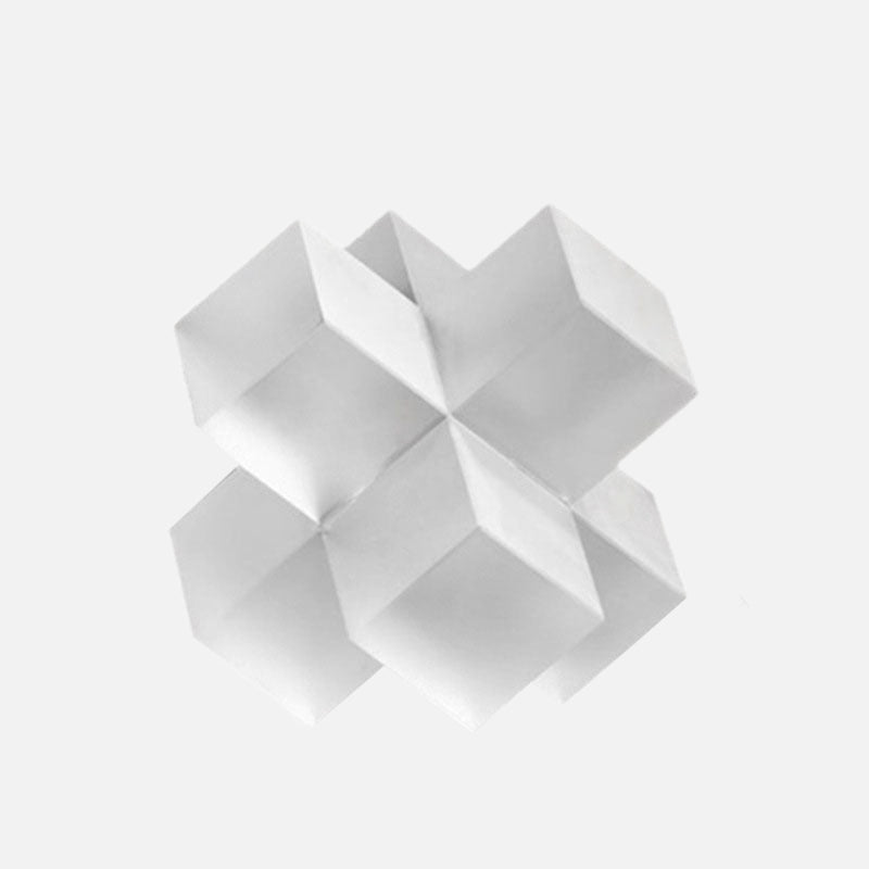 Geometrisk Krystalskulptur med Sammenflettet Kubedesign