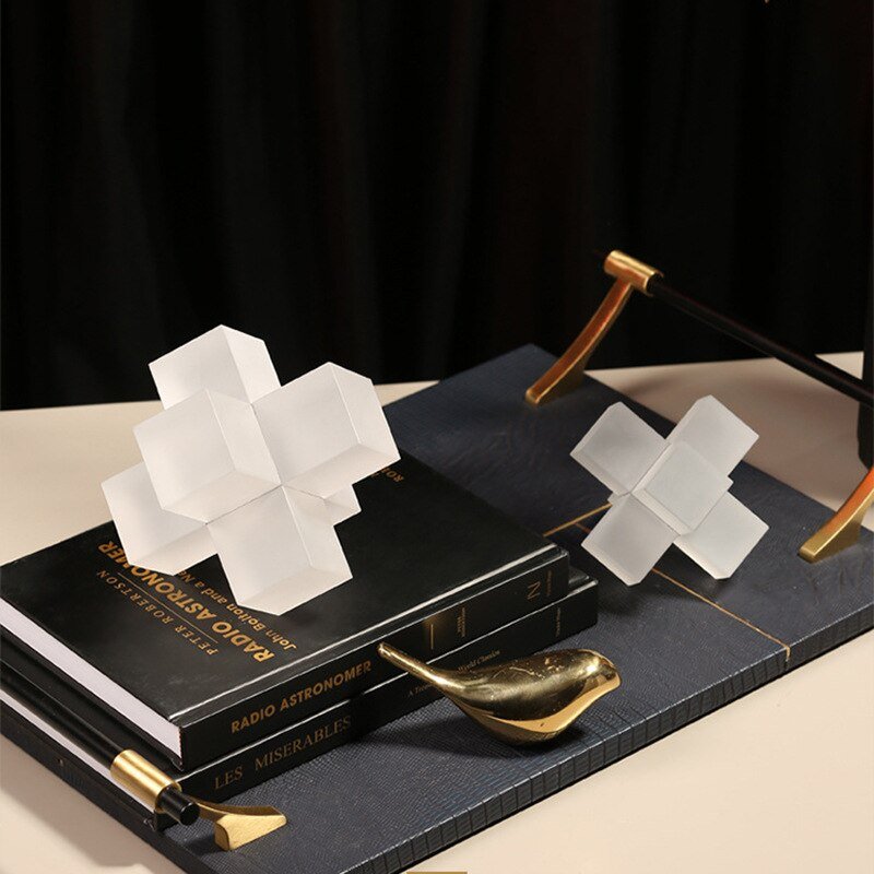 Geometrisk Krystalskulptur med Sammenflettet Kubedesign