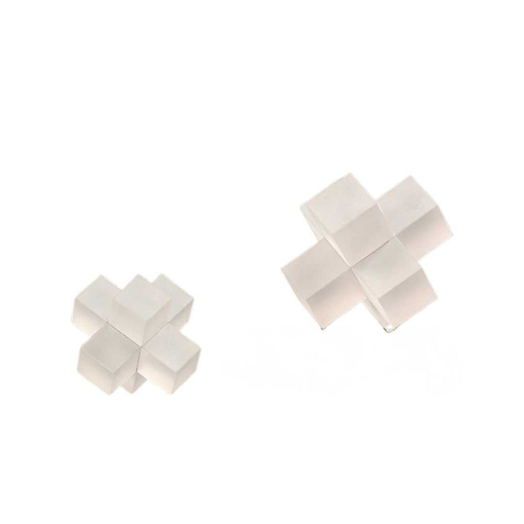 Geometrisk Krystalskulptur med Sammenflettet Kubedesign
