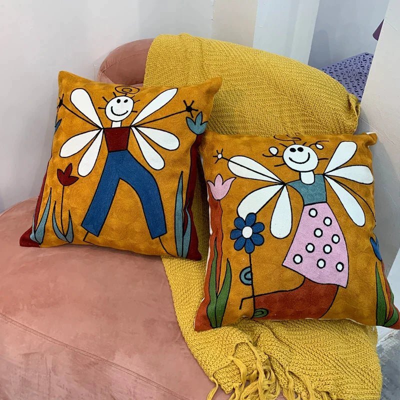 Broderet Pudebetræk med Katte- og Blomstermotiv