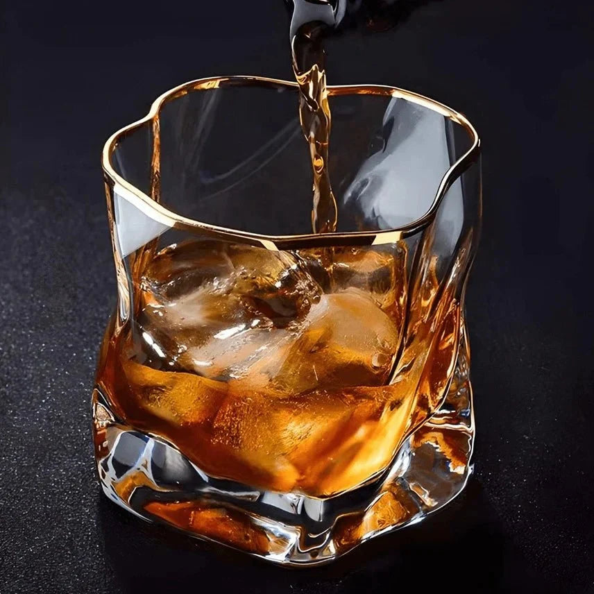 Whiskyglas med Struktureret Overflade og Guldfarvet Kant