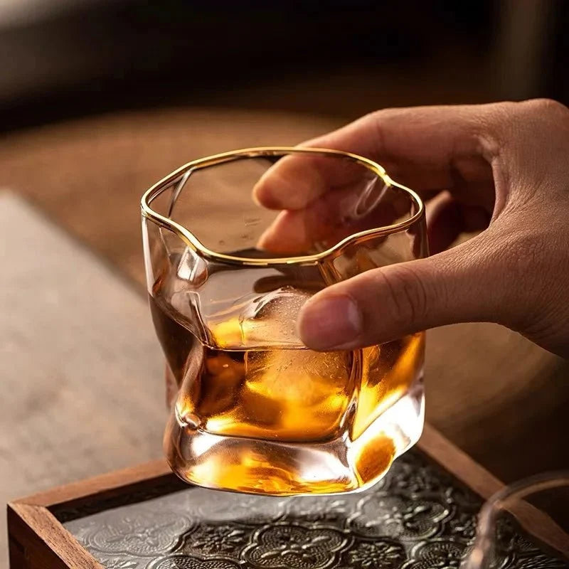 Whiskyglas med Struktureret Overflade og Guldfarvet Kant
