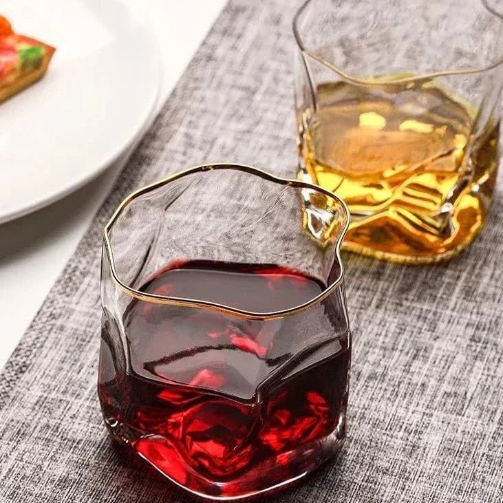 Whiskyglas med Struktureret Overflade og Guldfarvet Kant