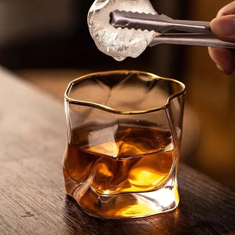 Whiskyglas med Struktureret Overflade og Guldfarvet Kant