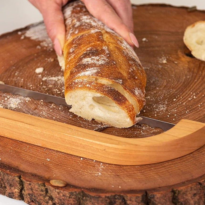 Bueformet Brødkniv Til Præcis Skæring Af Brød Og Bagværk Med Langt Savtakket Blad