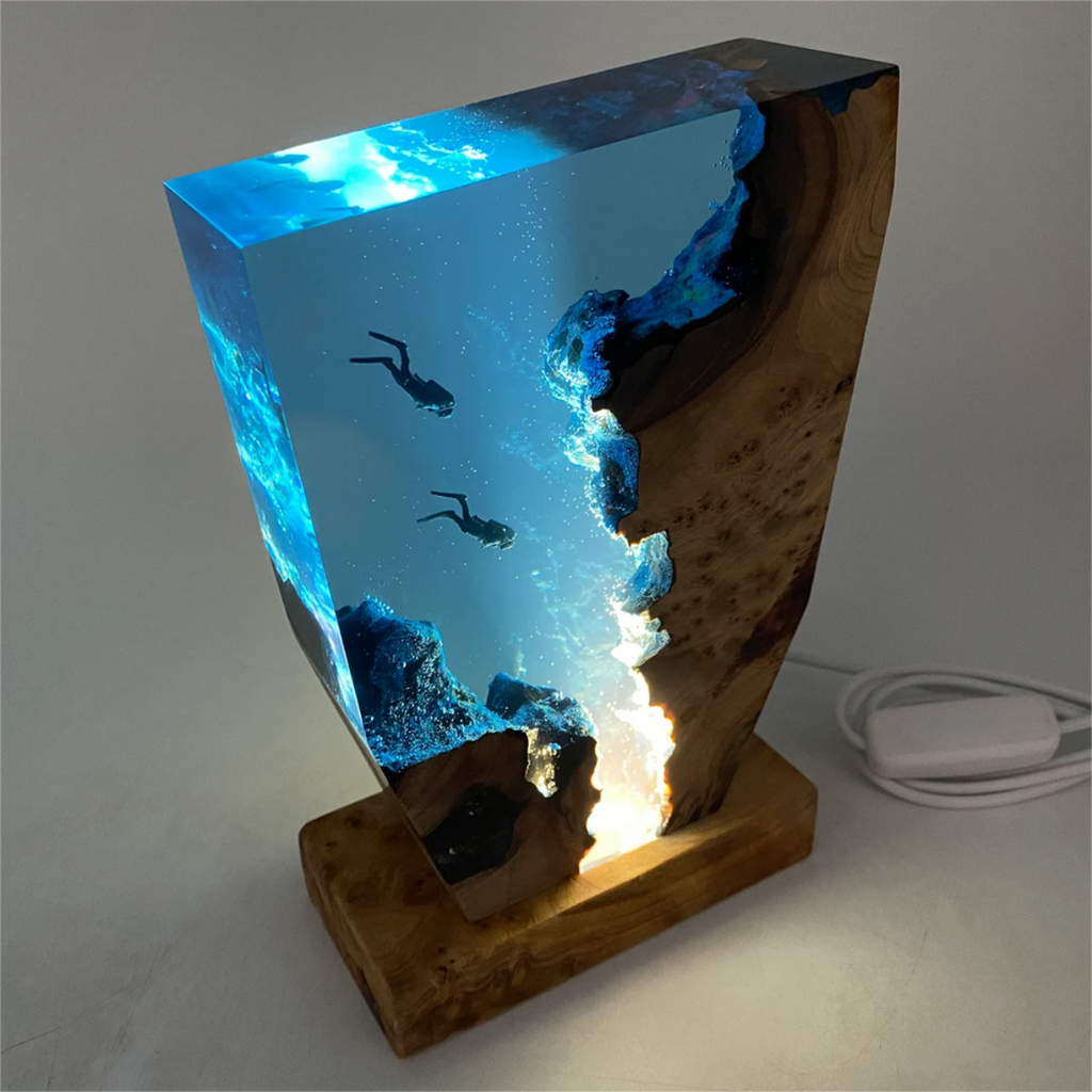 Dekorativ Bordlampe Med Undervandsinspireret Kunstdesign Og Stemningsfuld Belysning