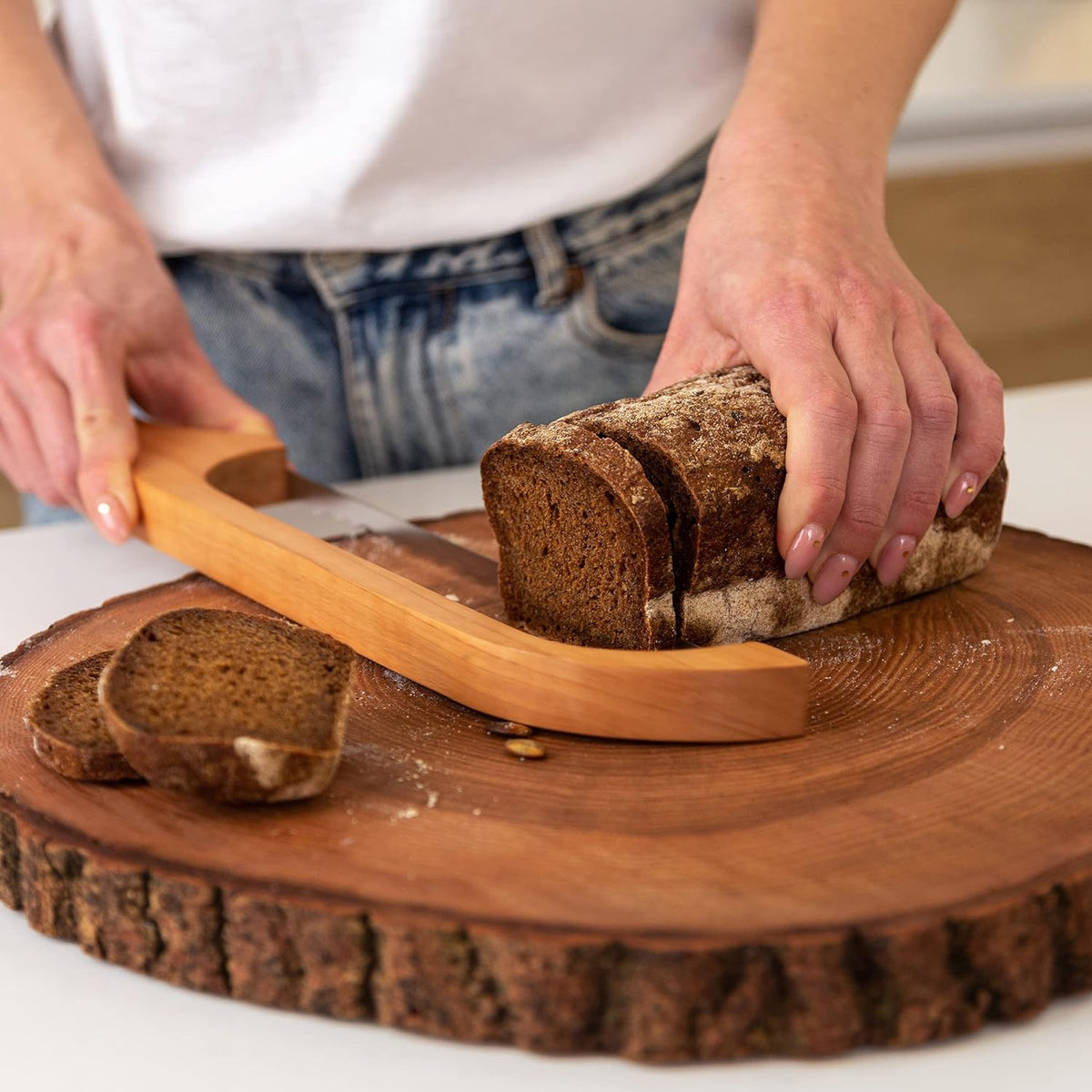 Bueformet Brødkniv Til Præcis Skæring Af Brød Og Bagværk Med Langt Savtakket Blad