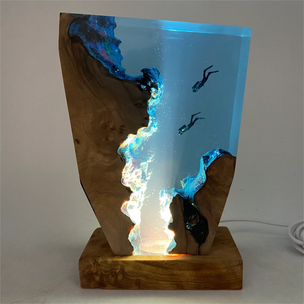 Dekorativ Bordlampe Med Undervandsinspireret Kunstdesign Og Stemningsfuld Belysning