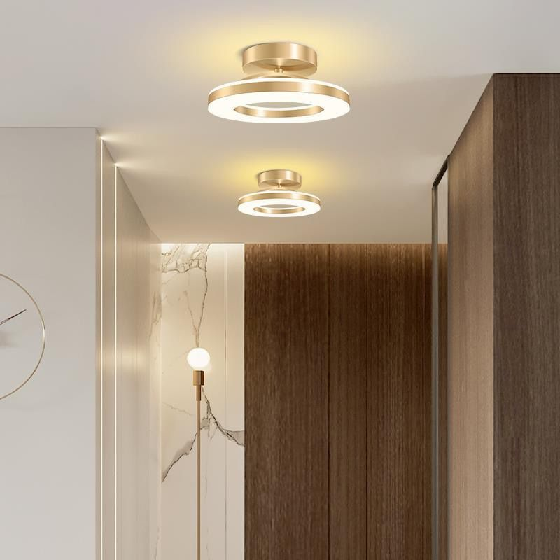 Loftlampe med Blød Glød og Moderne Diskformet Udtryk