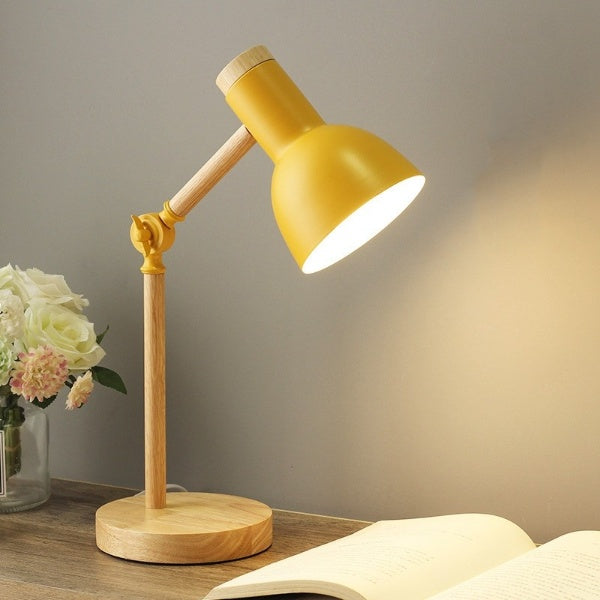 LED Bordlampe i Træ med Justerbar Lysretning og Roligt Nordisk Udtryk