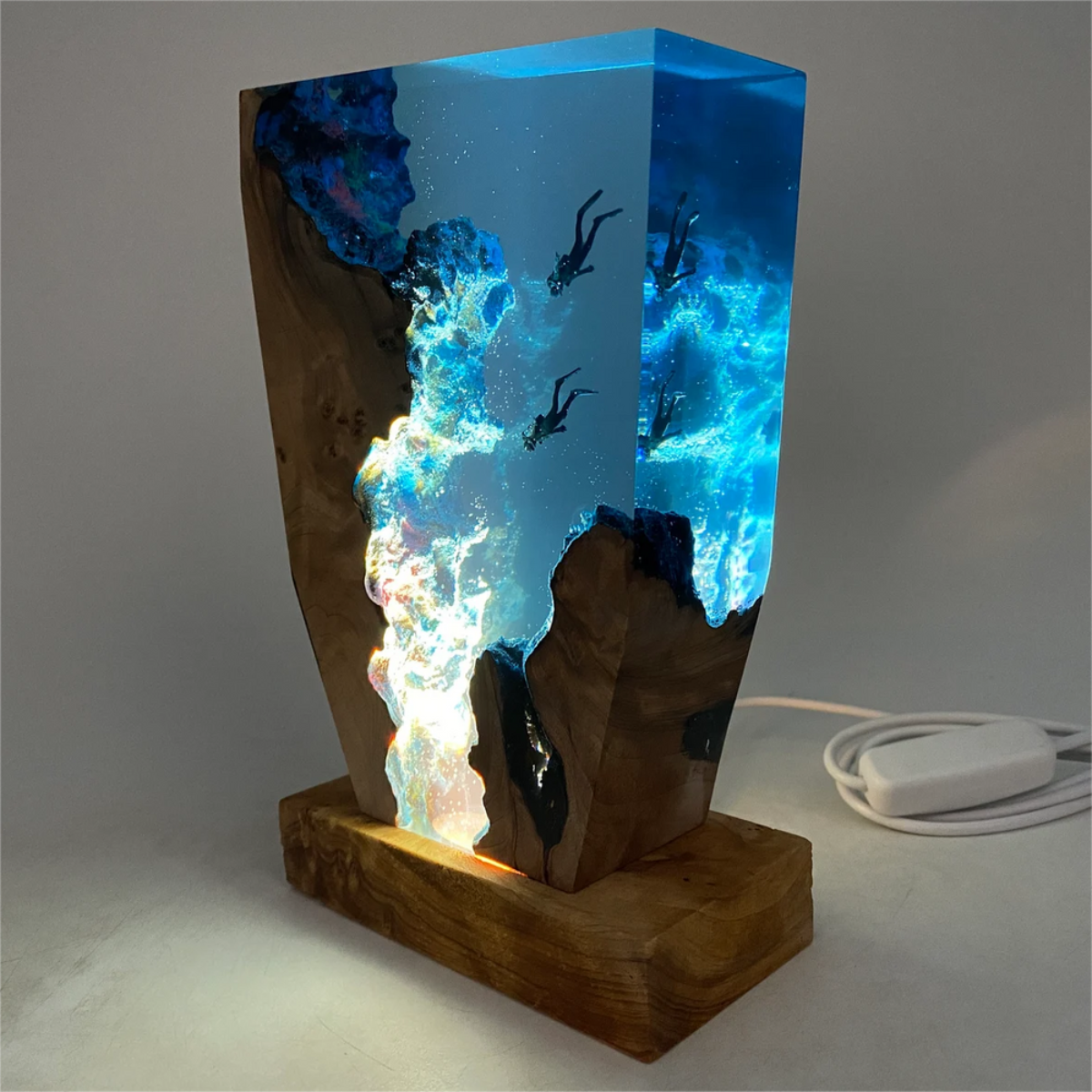 Dekorativ Bordlampe Med Undervandsinspireret Kunstdesign Og Stemningsfuld Belysning