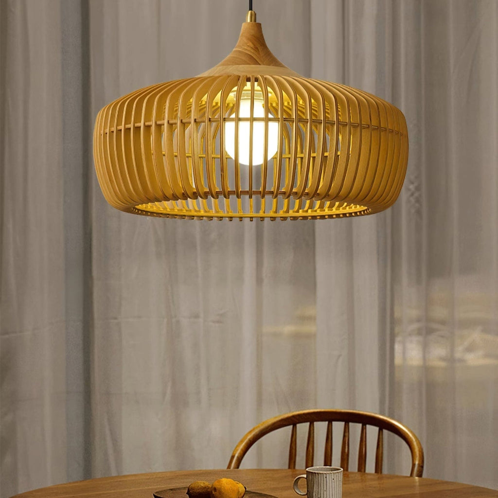 Rund Loftlampe I Massivt Træ Med Roligt Japandi Udtryk