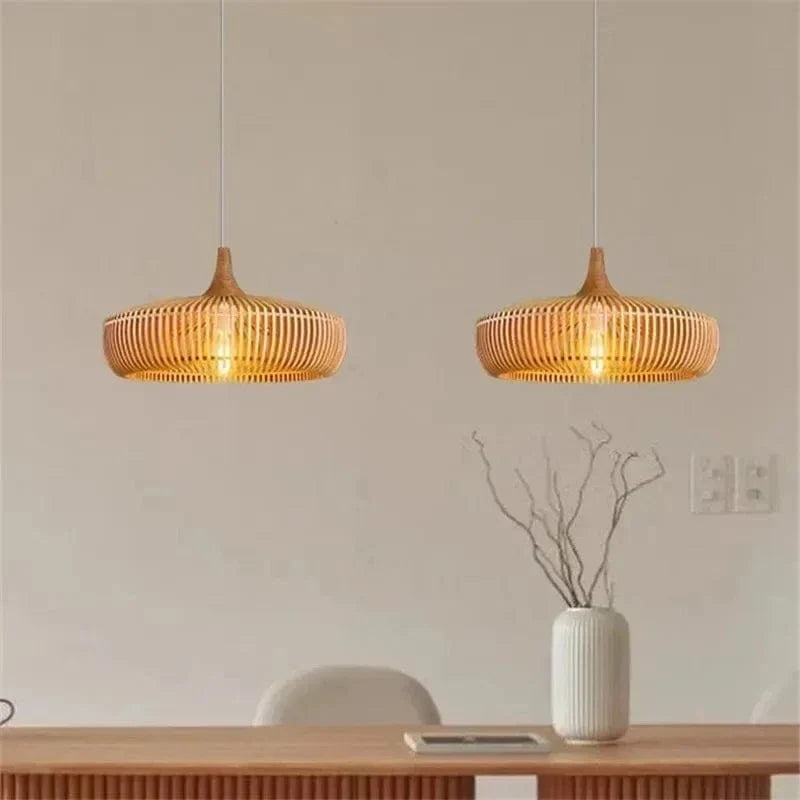 Rund Loftlampe I Massivt Træ Med Roligt Japandi Udtryk