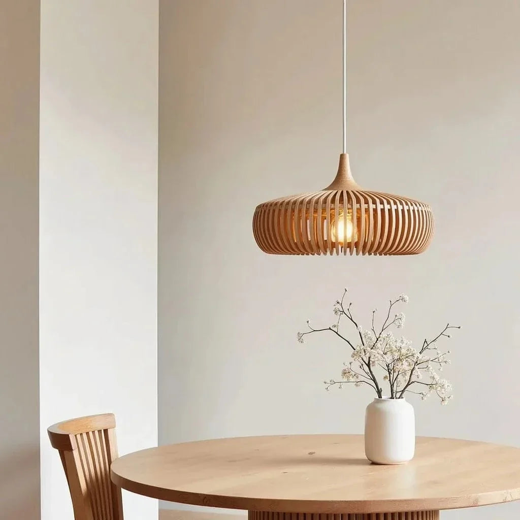 Rund Loftlampe I Massivt Træ Med Roligt Japandi Udtryk