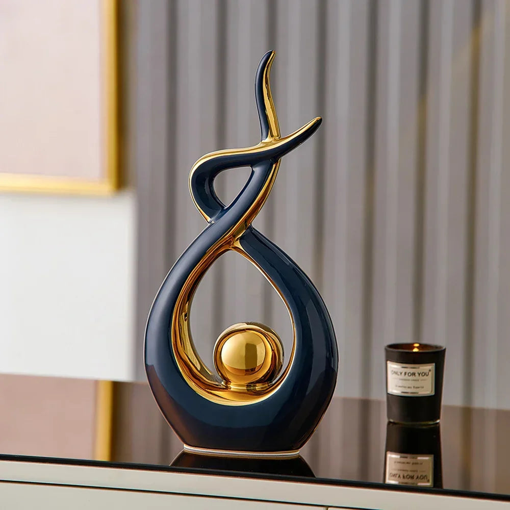 Keramisk Skulptur Med Abstrakt Form Og Gyldne Detaljer