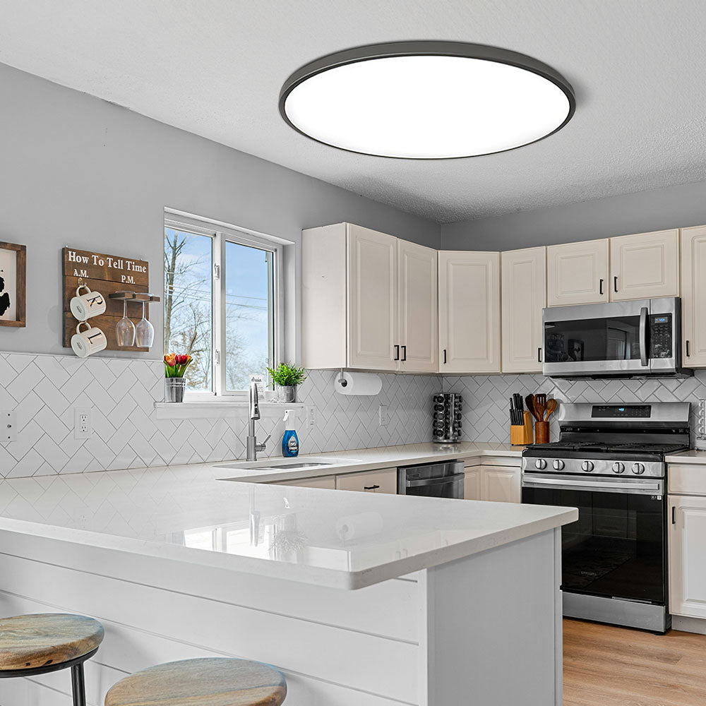 Flad Loftlampe med Klar Lysfordeling og Moderne Rund Form