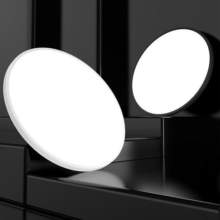 Flad Loftlampe med Klar Lysfordeling og Moderne Rund Form