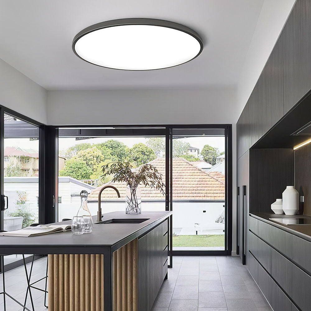 Flad Loftlampe med Klar Lysfordeling og Moderne Rund Form