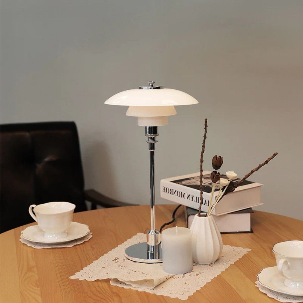 Nordisk Bordlampe med Blødt LED‑Lys og Glas‑Jern Konstruktion