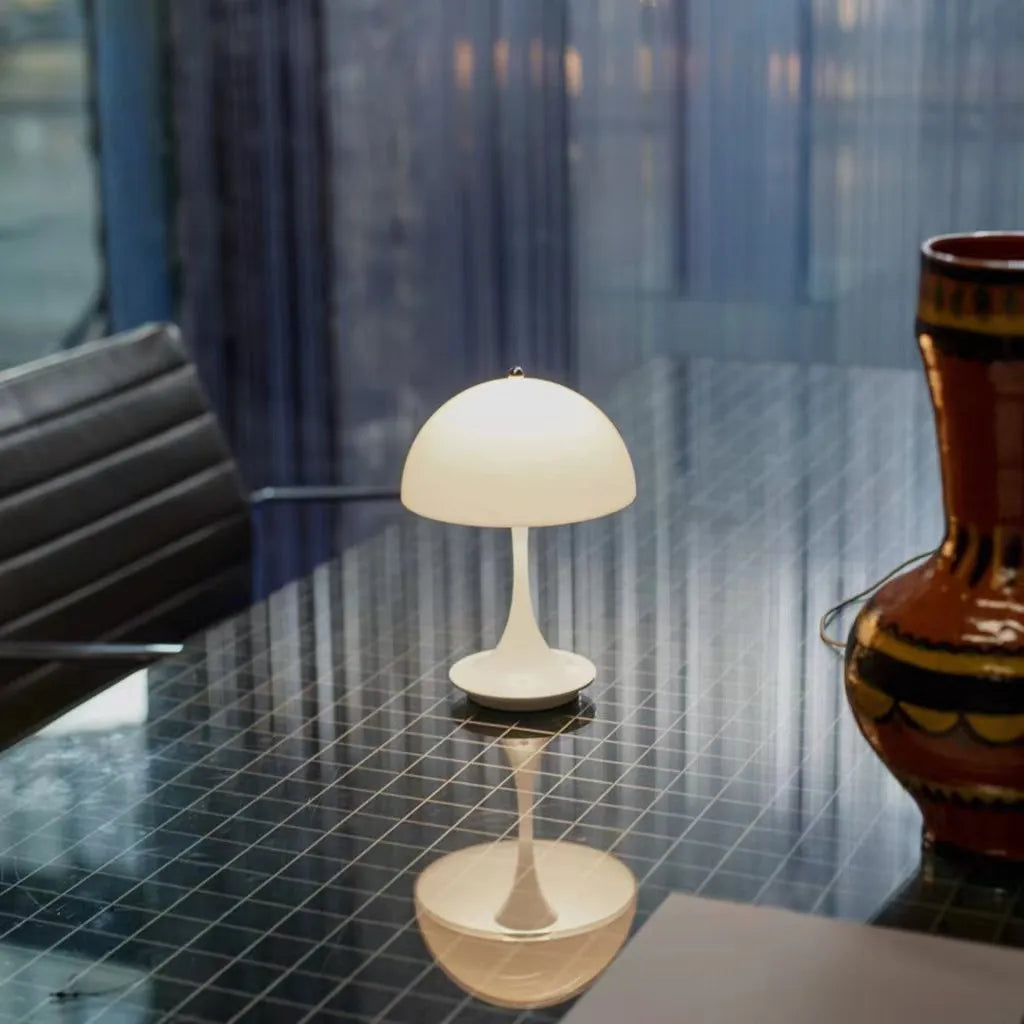 Trådløs Bordlampe med Moderne Form og Varm LED Belysning