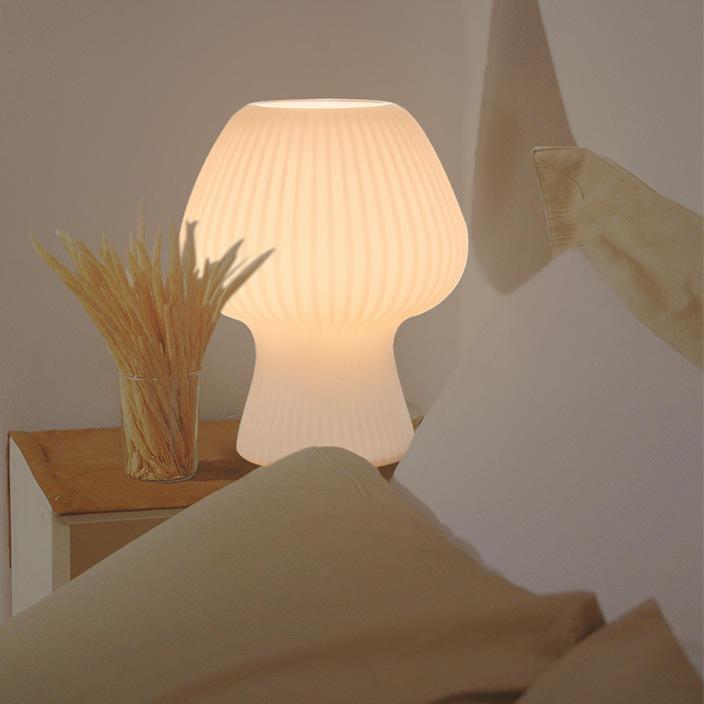 Glasbordlampe med Varmt Vintage Lys og Ribbet Form