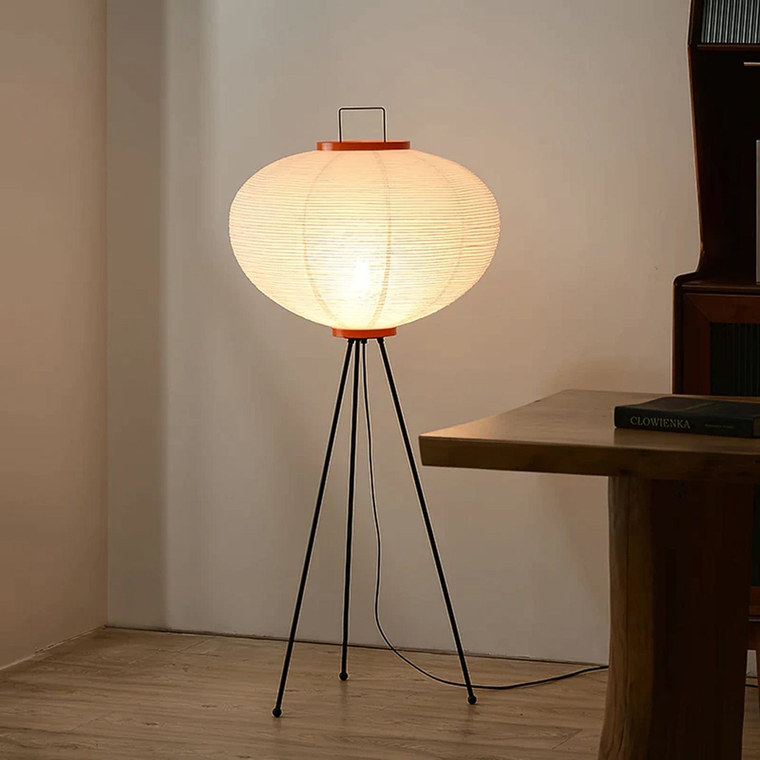 Gulvlampe I Naturlige Materialer Med Roligt Japansk Udtryk