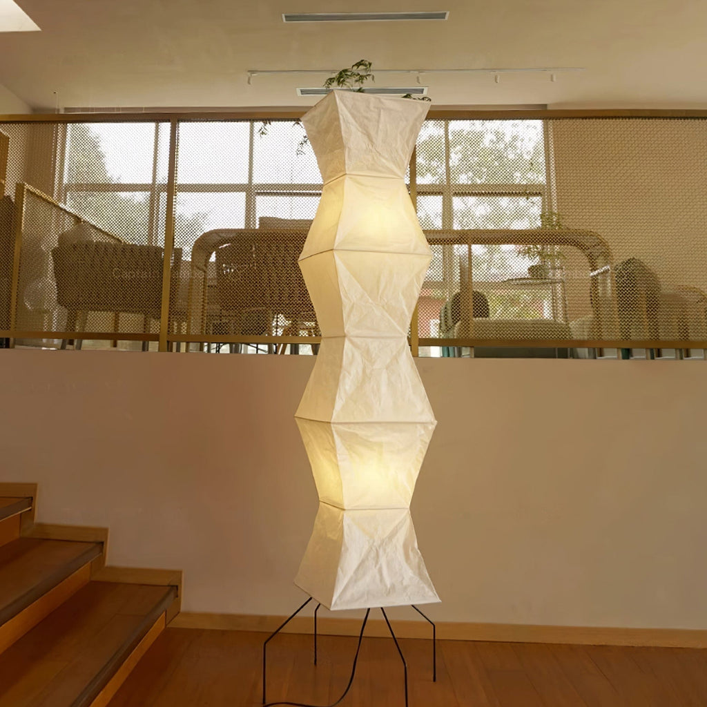 Gulvlampe I Naturlige Materialer Med Roligt Japansk Udtryk