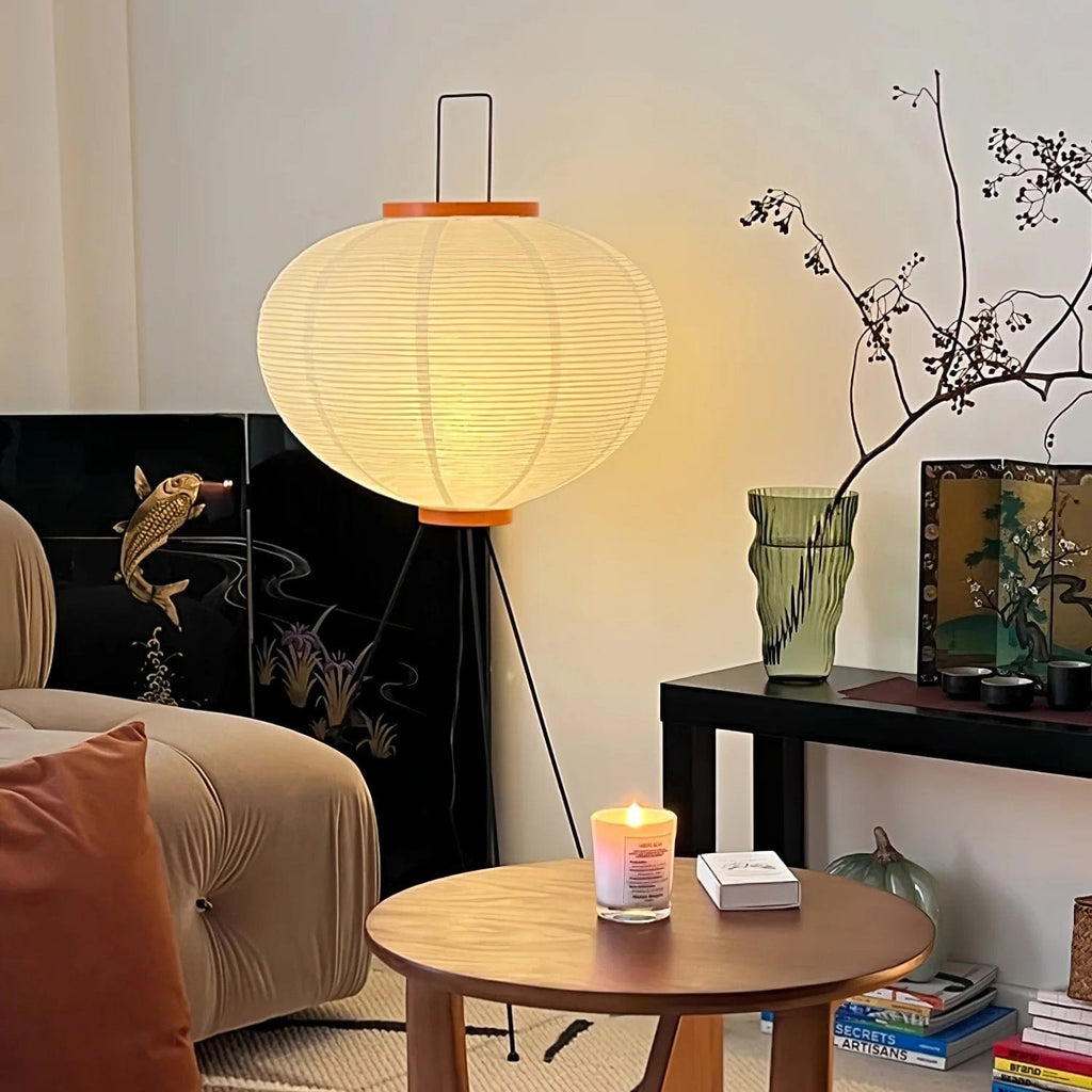 Gulvlampe I Naturlige Materialer Med Roligt Japansk Udtryk