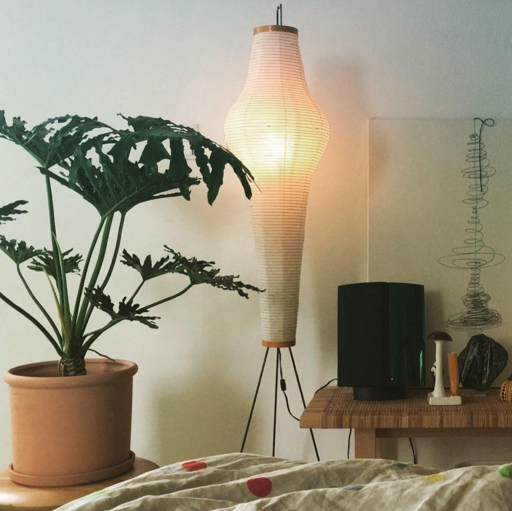 Gulvlampe I Naturlige Materialer Med Roligt Japansk Udtryk