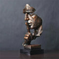 Abstrakt Resinfigur Med Moderne Stilhed Og Elegant Refleksivt Udtryk