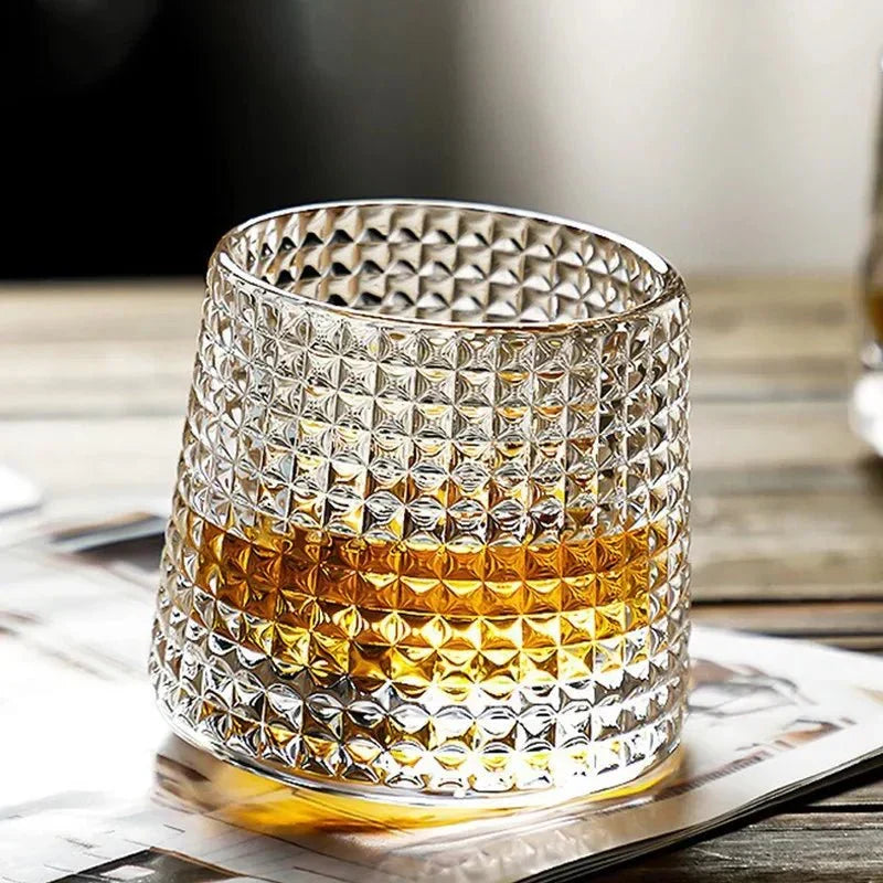 Whiskyglas Med Rillet Struktur Og Roterende Bund
