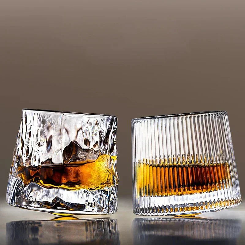 Whiskyglas Med Rillet Struktur Og Roterende Bund
