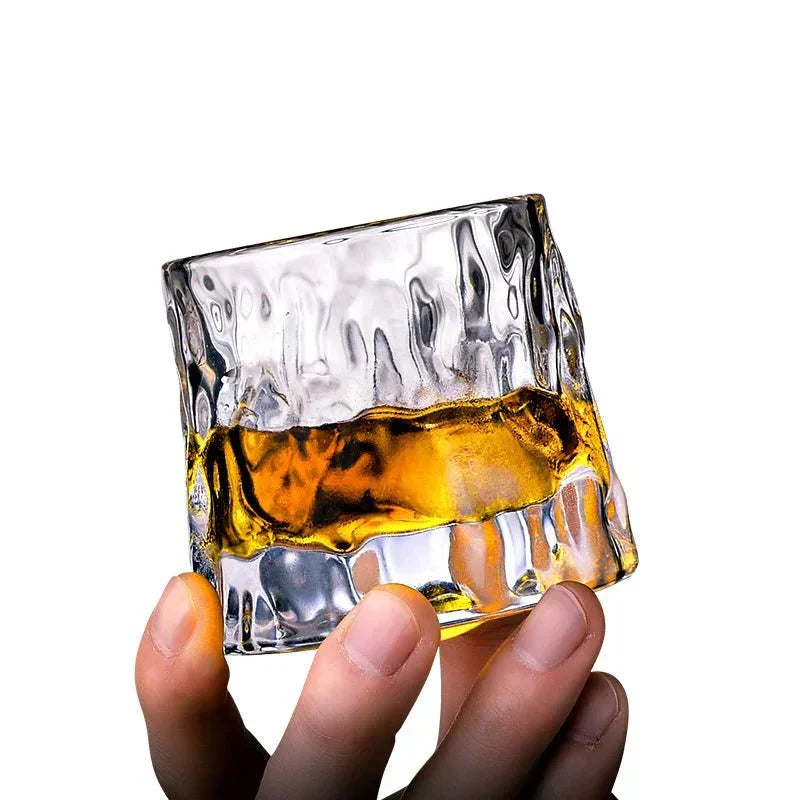 Whiskyglas Med Rillet Struktur Og Roterende Bund
