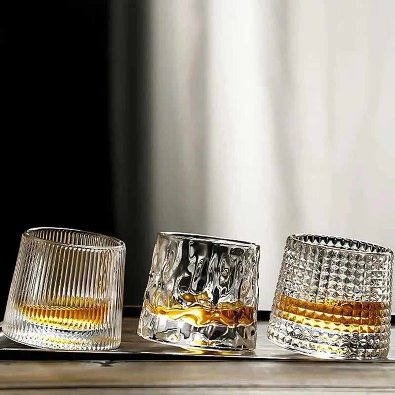 Whiskyglas Med Rillet Struktur Og Roterende Bund