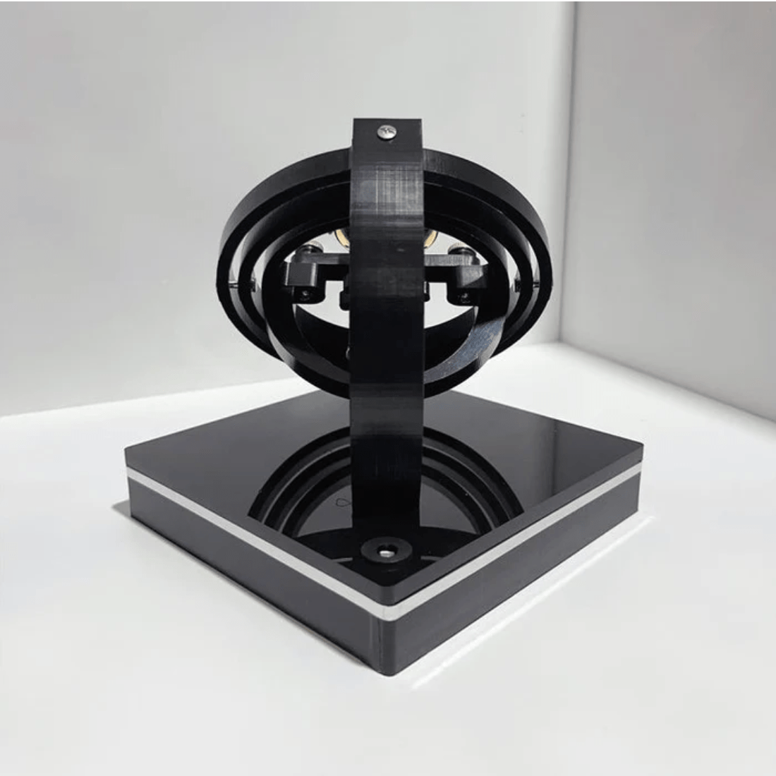 Elegant Urbeholder Med Stille Rotation Og Automatisk Opbevaring