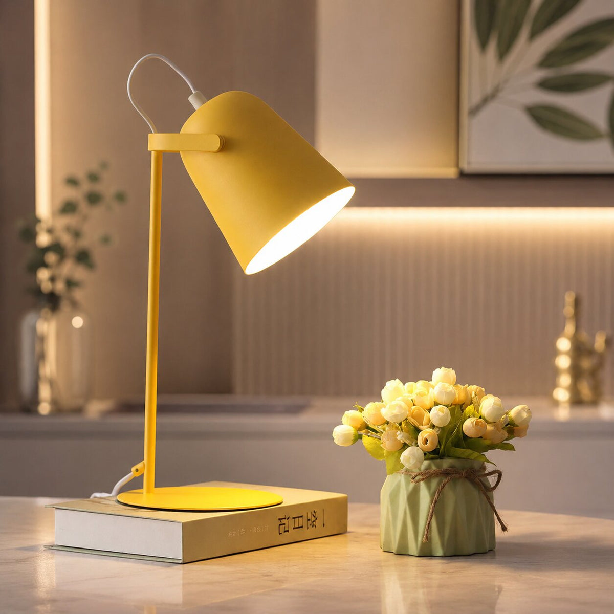 Bordlampe i Jern med Varmt Lys og Klar Form
