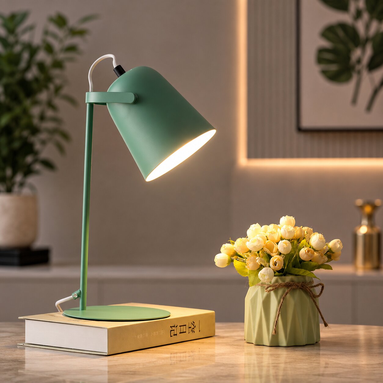 Bordlampe i Jern med Varmt Lys og Klar Form