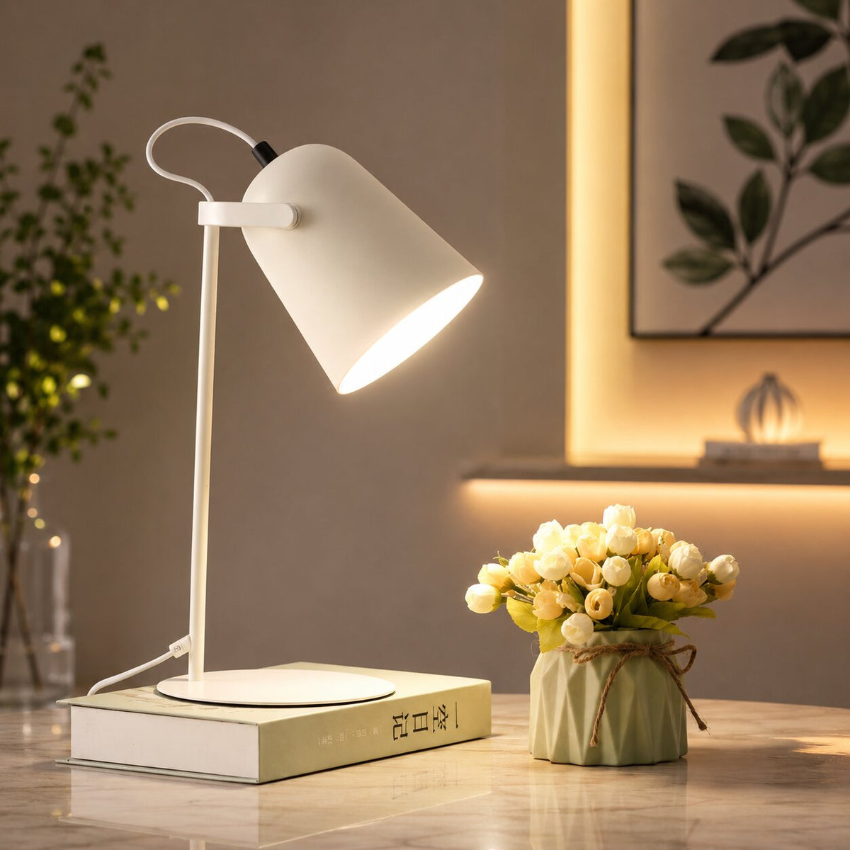 Bordlampe i Jern med Varmt Lys og Klar Form