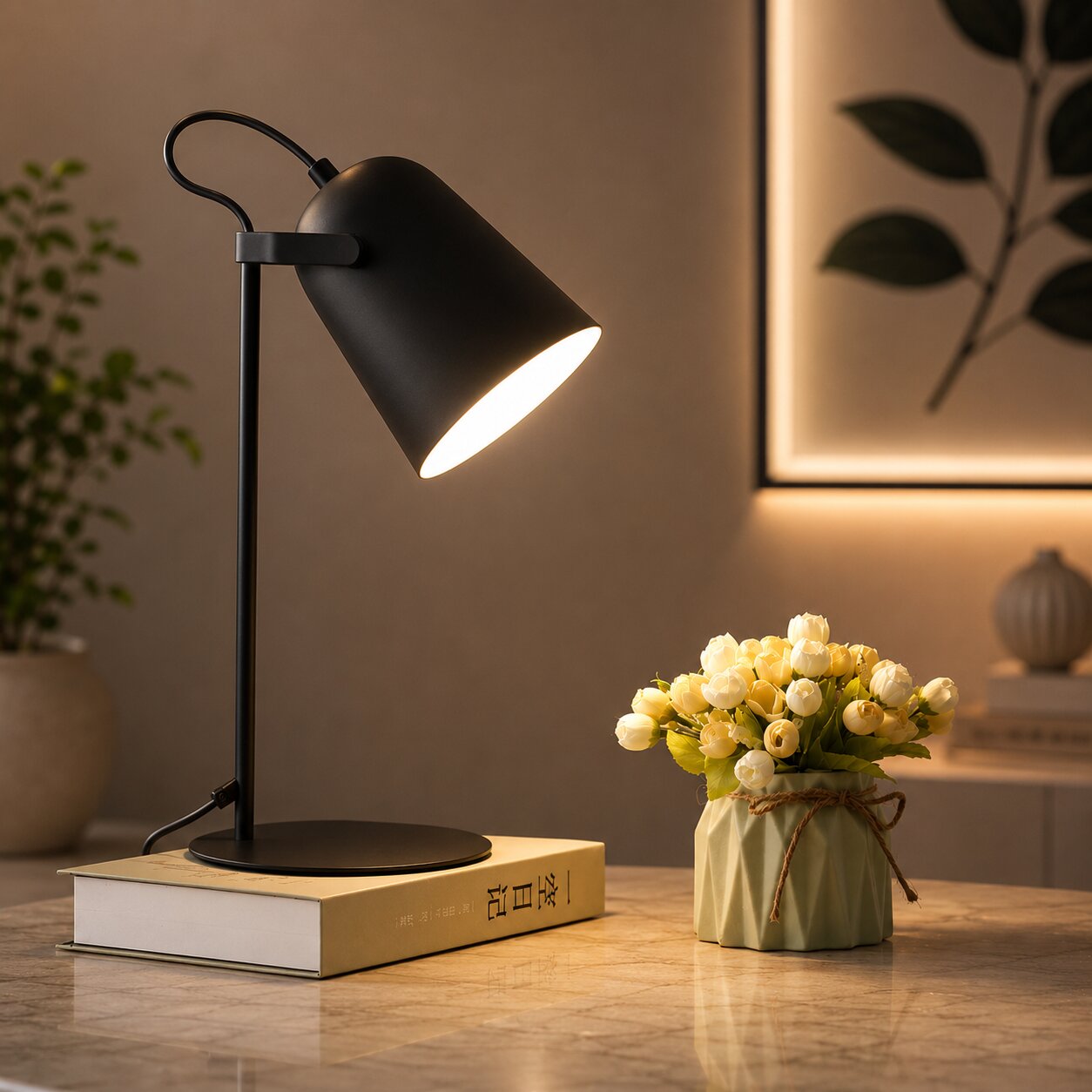 Bordlampe i Jern med Varmt Lys og Klar Form