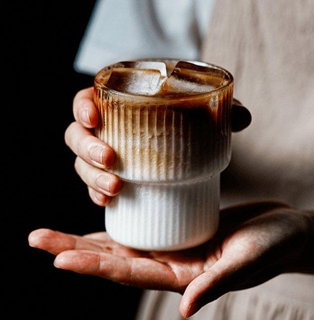 Glas­sæt Med Rillet Struktur Og Moderne Form