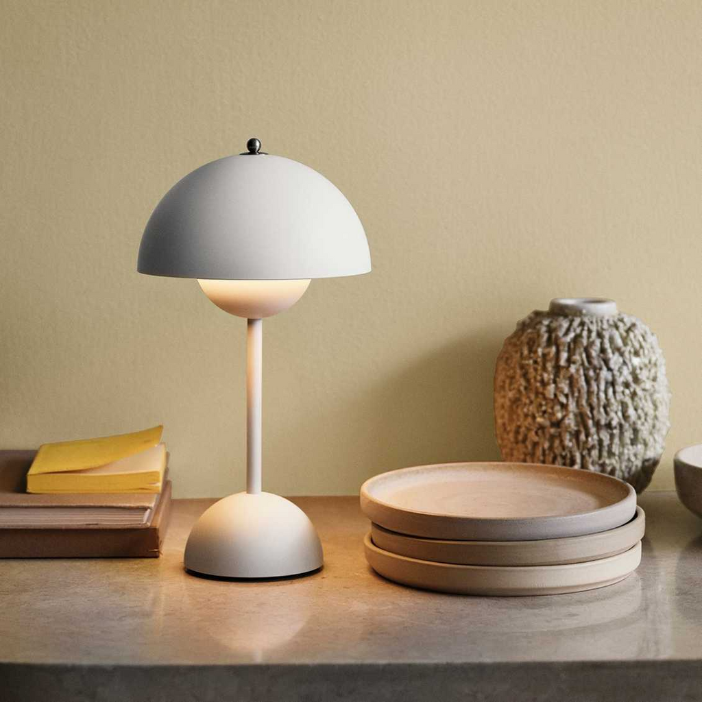 LED Bordlampe med Minimalistisk Design og Beroligende Varmt Lys